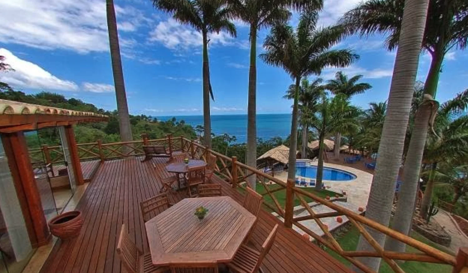 Deck com vista para o mar da Pousada Singuitta