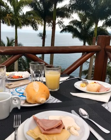 Café da manhã com vista para o mar na Pousada Singuitta