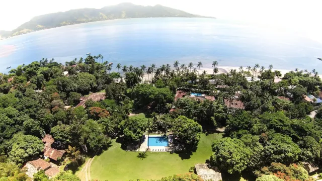 Vista aérea da Vila Siriúba, piscina e Praia da Siriúba