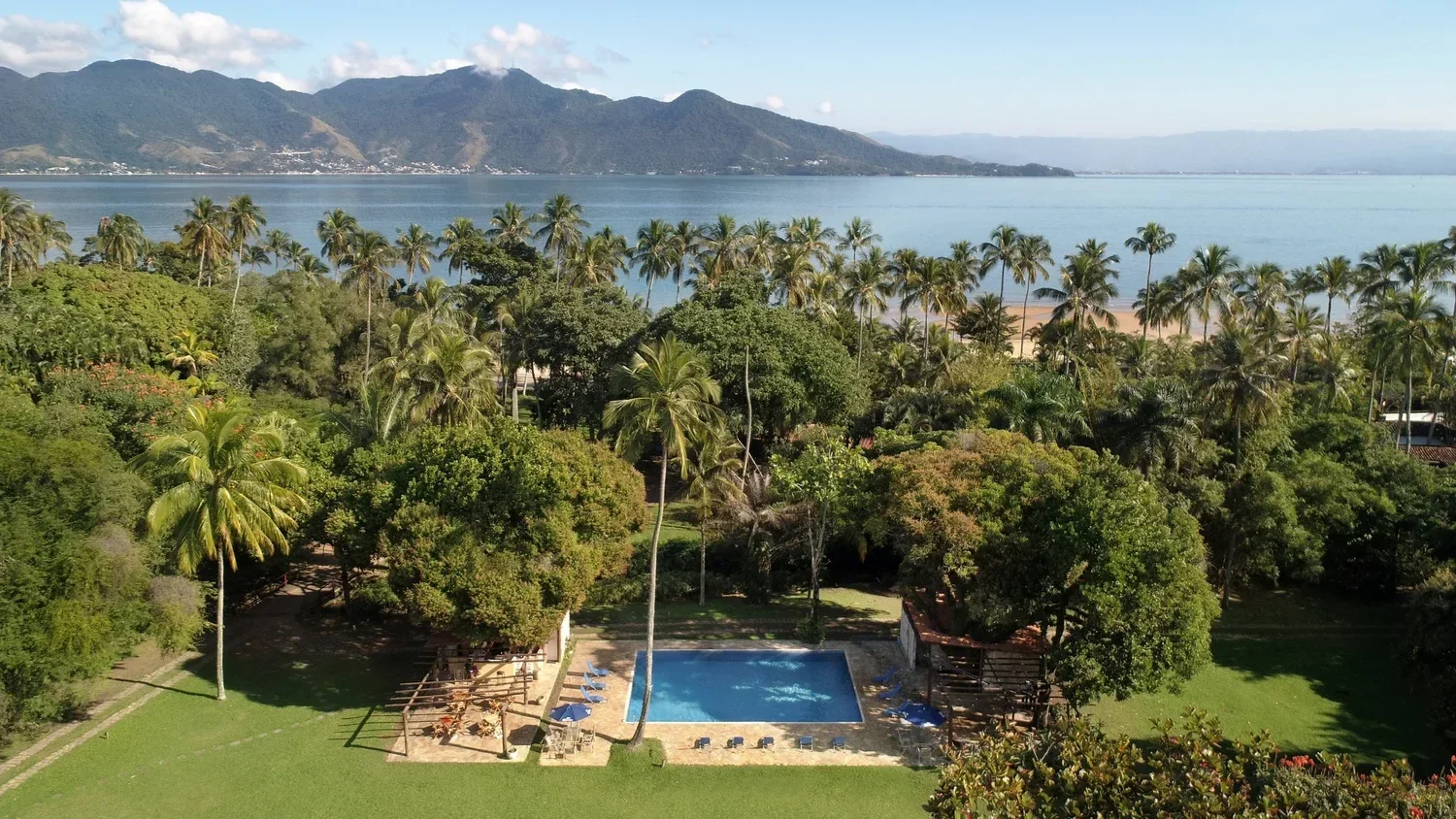 Piscina e jardins da Vila Siriúba com vista para o mar