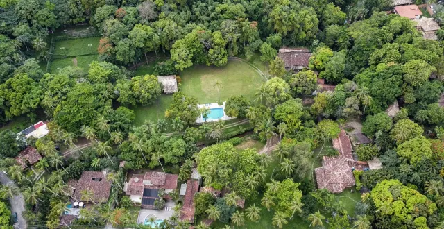 Vista aérea dos jardins, casas e piscina da Vila Siriúba