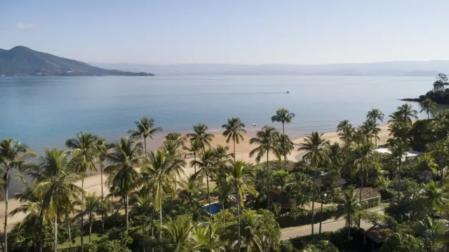 Praia da Siriúba e jardins da hospedagem vistos do alto