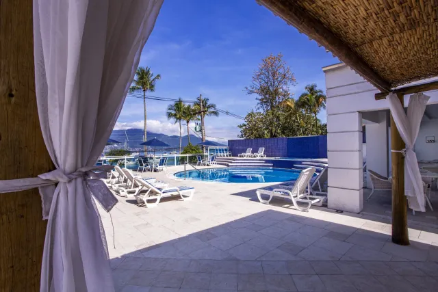 Área de piscina e descanso do Hotel Ilhabela