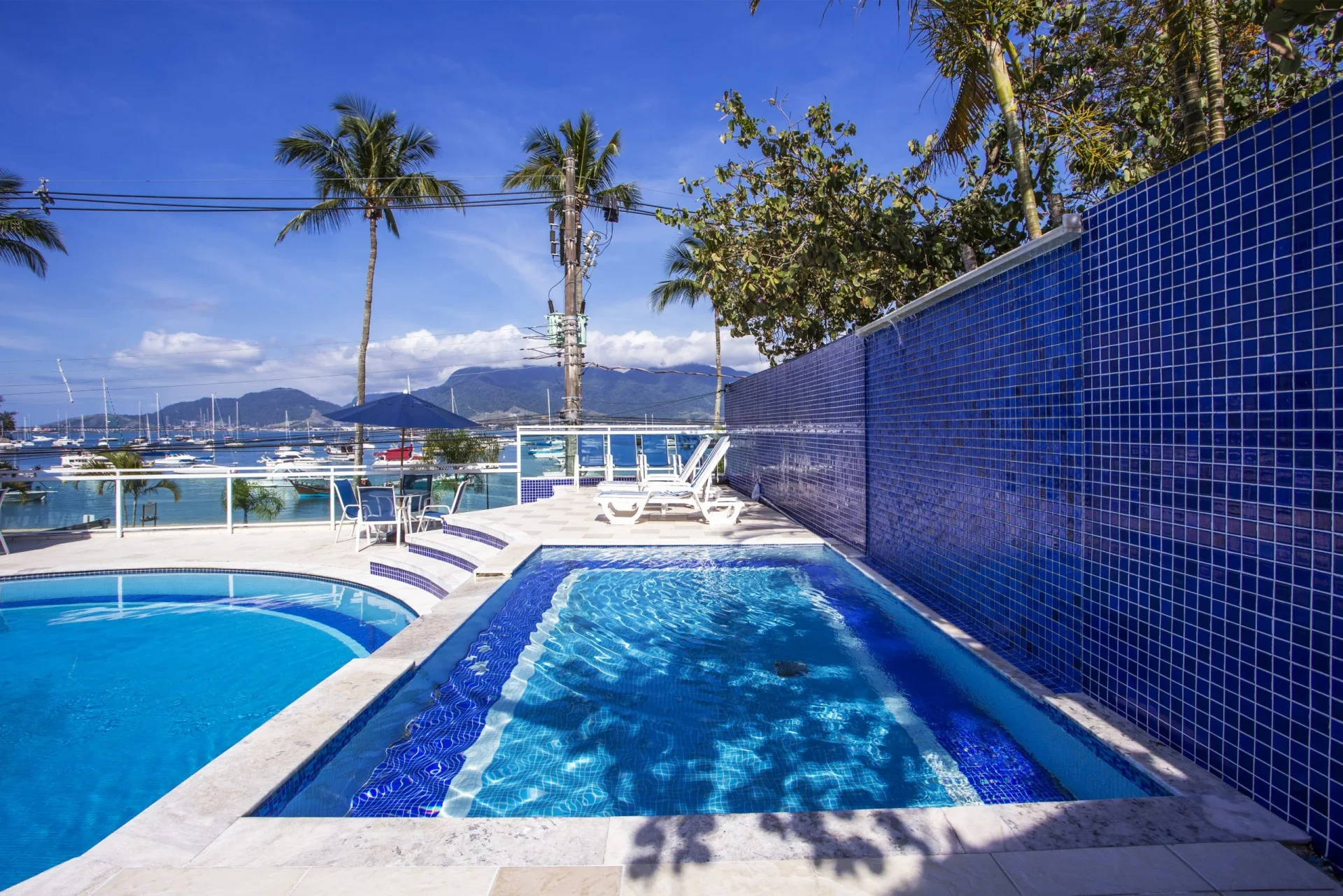 Piscinas do Hotel Ilhabela com vista para o mar e a marina