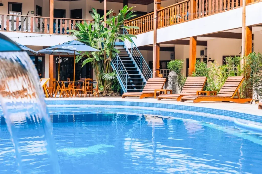 Piscina e área interna do Santa Smart Hotel