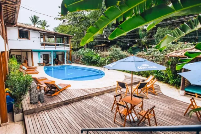 Deck, piscina e jardins do Santa Smart Hotel