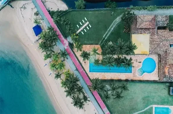 Vista aérea da Pousada Casa Amarela em frente ao mar