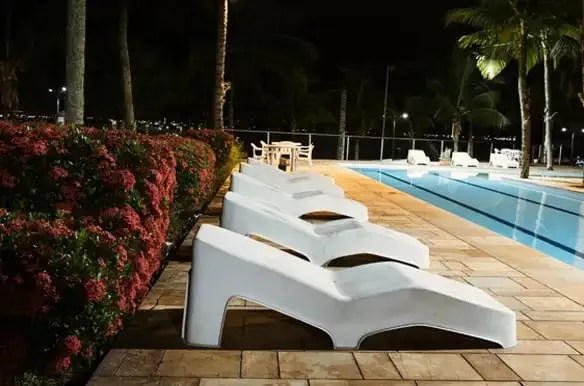 Piscina da Pousada Casa Amarela à noite