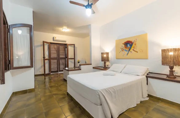 Suíte de casal ampla da Pousada Casa Amarela